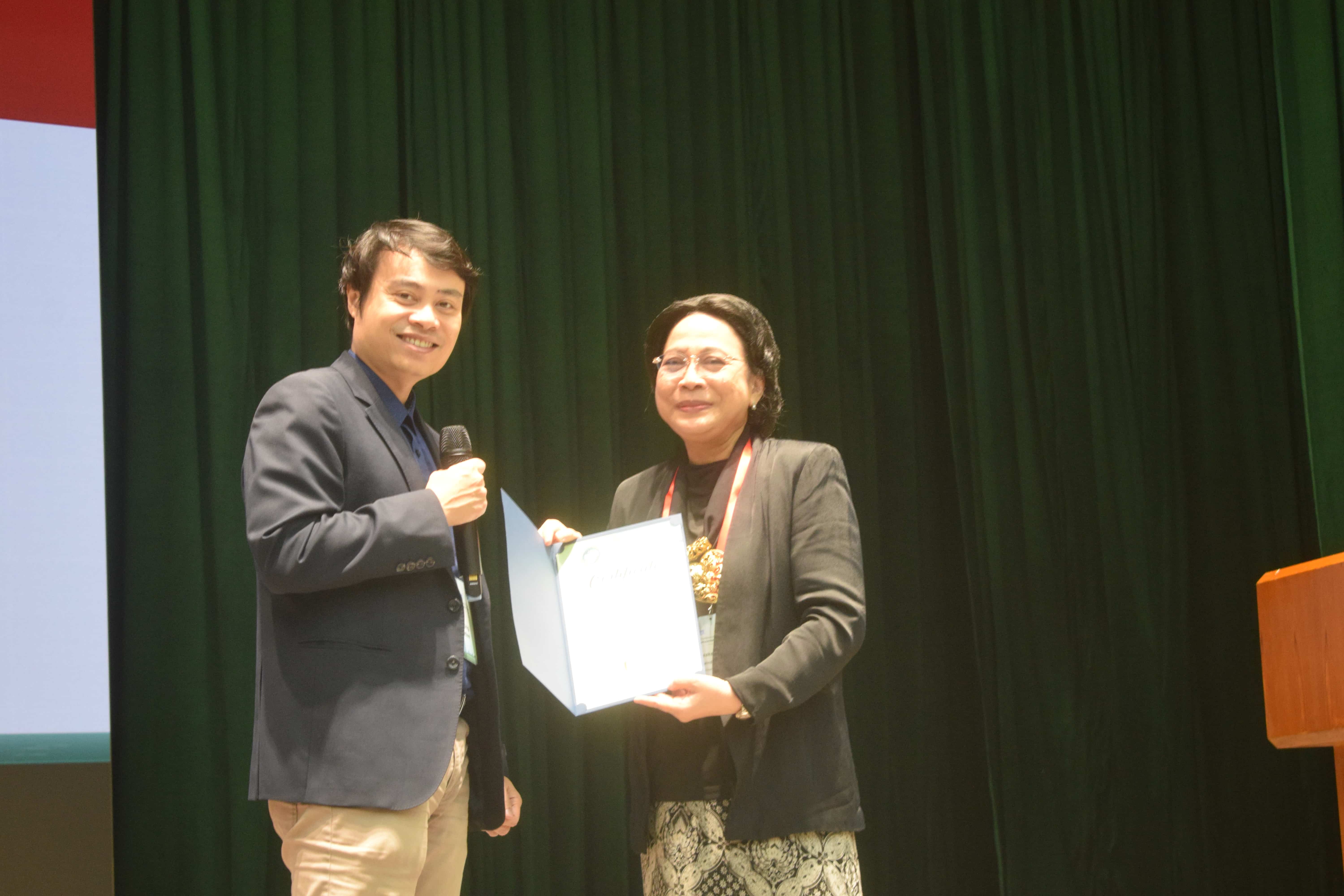 Professor. Dyah Erny Herwindiati